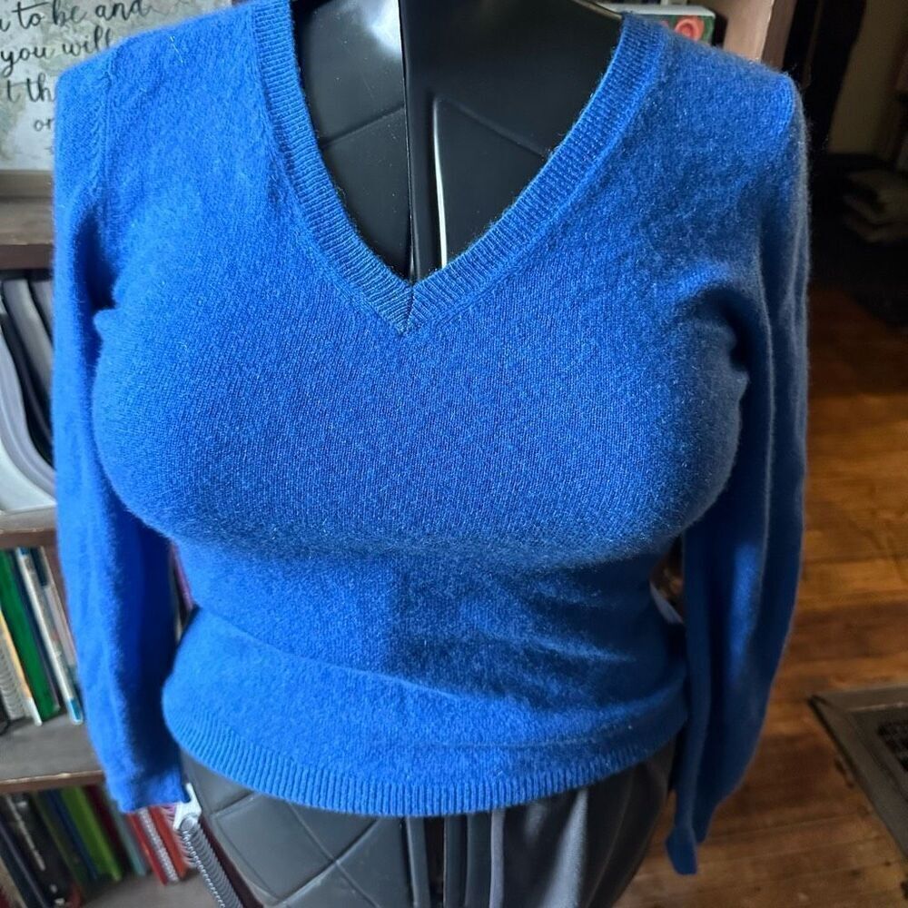 Jaclyn Smith blue cashmere S luxe soft sweater